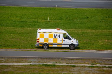 Bir Coruna-İspanya. Hava kontrol minibüsü 30 Mart 2022 'de A Coruna Havaalanı pistinde.