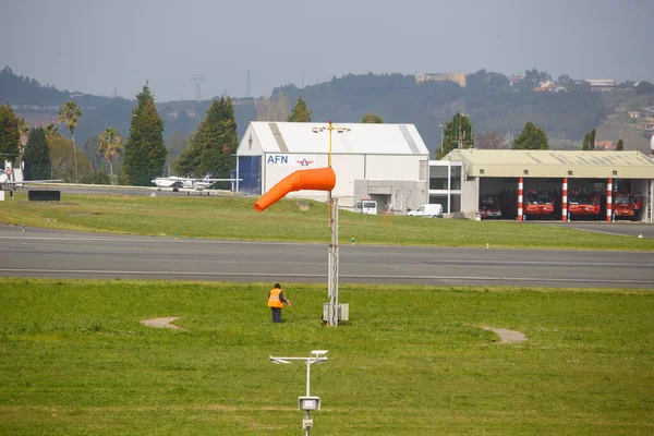 Ein Coruna Spanien Arbeiter Kontrollieren Die Windrichtung Auf Der Landebahn — Stockfoto