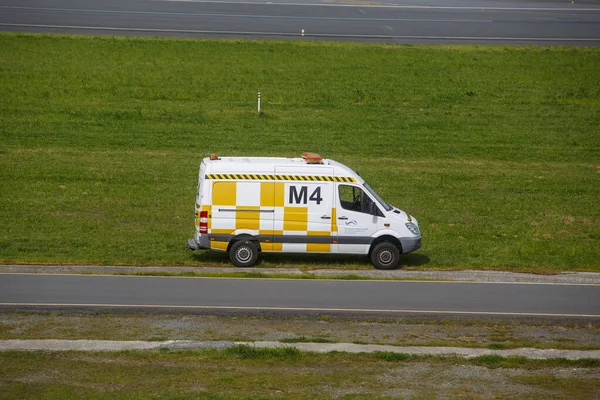 Bir Coruna-İspanya. Hava kontrol minibüsü 30 Mart 2022 'de A Coruna Havaalanı pistinde.