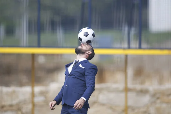 Avrupa Futbol Şampiyonası kavramı. İşadamı oynarken futbol topu.