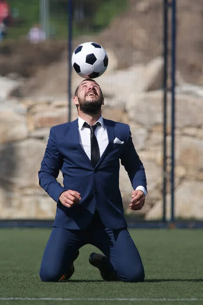 Biznesmen Gra Piłkę Nożną — Zdjęcie stockowe