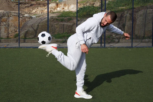 Jovem Jogador Futebol Masculino Malabarismos Uma Bola Campo Futebol — Fotografia de Stock