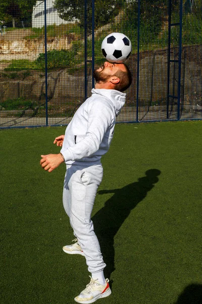 Młody Mężczyzna Piłka Nożna Żongluje Piłka Piłka Nożna Pole — Zdjęcie stockowe