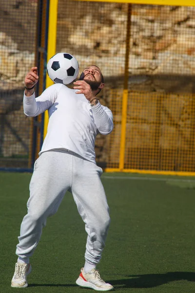 Jovem Jogador Futebol Masculino Malabarismos Uma Bola Campo Futebol — Fotografia de Stock