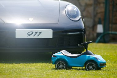 Coruna-İspanya. Porsche markasının oyuncak arabası 17 Temmuz 2022 'de A Coruna, İspanya' da Porsche Carrera 911a model bir arabanın önünde bulundu.