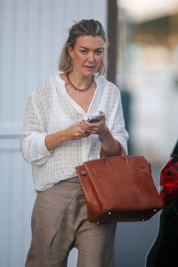 Bir CORUNA, SPAIN - 17 Temmuz: Akıllı telefonlu Marta Ortega 'nın portresi, Inditex başkanı, İspanyol çokuluslu tekstil imalat ve dağıtım şirketi. 17 Temmuz 2022 'de A Coruna, İspanya