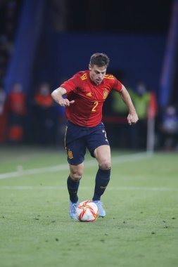 İspanya 'nın Cesar Azpilicueta savunucusu İspanya ile İzlanda arasında 29 Mart 2022 tarihinde La Coruna, İspanya' da oynanan Riazor Stadyumu 'nda oynanan dostluk karşılaşmasında