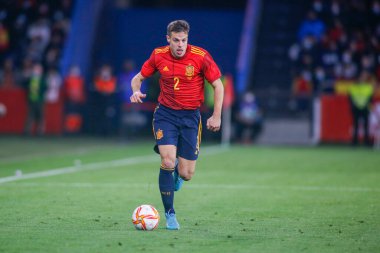 İspanya 'nın Cesar Azpilicueta savunucusu İspanya ile İzlanda arasında 29 Mart 2022 tarihinde La Coruna, İspanya' da oynanan Riazor Stadyumu 'nda oynanan dostluk karşılaşmasında