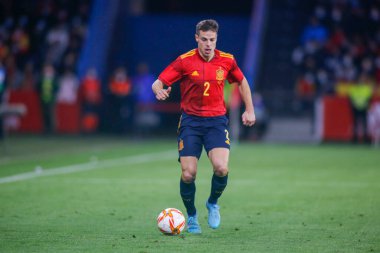 İspanya 'nın Cesar Azpilicueta savunucusu İspanya ile İzlanda arasında 29 Mart 2022 tarihinde La Coruna, İspanya' da oynanan Riazor Stadyumu 'nda oynanan dostluk karşılaşmasında
