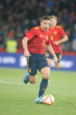 İspanya 'nın Cesar Azpilicueta savunucusu İspanya ile İzlanda arasında 29 Mart 2022 tarihinde La Coruna, İspanya' da oynanan Riazor Stadyumu 'nda oynanan dostluk karşılaşmasında