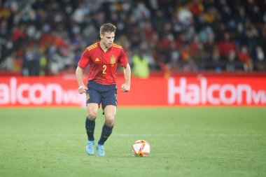 İspanya 'nın Cesar Azpilicueta savunucusu İspanya ile İzlanda arasında 29 Mart 2022 tarihinde La Coruna, İspanya' da oynanan Riazor Stadyumu 'nda oynanan dostluk karşılaşmasında