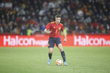 İspanya 'nın Cesar Azpilicueta savunucusu İspanya ile İzlanda arasında 29 Mart 2022 tarihinde La Coruna, İspanya' da oynanan Riazor Stadyumu 'nda oynanan dostluk karşılaşmasında