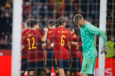 İspanya 'dan Yeremy Pino, 29 Mart 2022' de İspanya 'nın La Coruna kentinde oynanan Riazor Stadyumu' nda oynanan uluslararası dostluk maçında takımlarının üçüncü golünü attıktan sonra takım arkadaşlarıyla kutluyor.