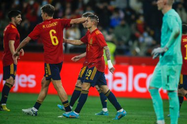 İspanya 'dan Yeremy Pino, 29 Mart 2022' de İspanya 'nın La Coruna kentinde oynanan Riazor Stadyumu' nda oynanan uluslararası dostluk maçında takımlarının üçüncü golünü attıktan sonra takım arkadaşlarıyla kutluyor.