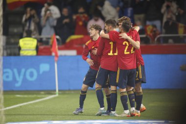 İspanya 'dan Yeremy Pino, 29 Mart 2022' de İspanya 'nın La Coruna kentinde oynanan Riazor Stadyumu' nda oynanan uluslararası dostluk maçında takımlarının üçüncü golünü attıktan sonra takım arkadaşlarıyla kutluyor.