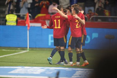 İspanya 'dan Yeremy Pino, 29 Mart 2022' de İspanya 'nın La Coruna kentinde oynanan Riazor Stadyumu' nda oynanan uluslararası dostluk maçında takımlarının üçüncü golünü attıktan sonra takım arkadaşlarıyla kutluyor.