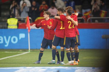 İspanya 'dan Yeremy Pino, 29 Mart 2022' de İspanya 'nın La Coruna kentinde oynanan Riazor Stadyumu' nda oynanan uluslararası dostluk maçında takımlarının üçüncü golünü attıktan sonra takım arkadaşlarıyla kutluyor.