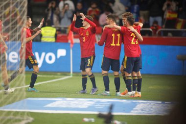 İspanya 'dan Yeremy Pino, 29 Mart 2022' de İspanya 'nın La Coruna kentinde oynanan Riazor Stadyumu' nda oynanan uluslararası dostluk maçında takımlarının üçüncü golünü attıktan sonra takım arkadaşlarıyla kutluyor.