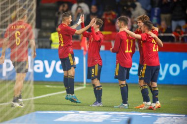 İspanya 'dan Yeremy Pino, 29 Mart 2022' de İspanya 'nın La Coruna kentinde oynanan Riazor Stadyumu' nda oynanan uluslararası dostluk maçında takımlarının üçüncü golünü attıktan sonra takım arkadaşlarıyla kutluyor.