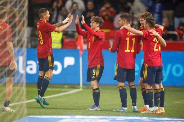 İspanya 'dan Yeremy Pino, 29 Mart 2022' de İspanya 'nın La Coruna kentinde oynanan Riazor Stadyumu' nda oynanan uluslararası dostluk maçında takımlarının üçüncü golünü attıktan sonra takım arkadaşlarıyla kutluyor.