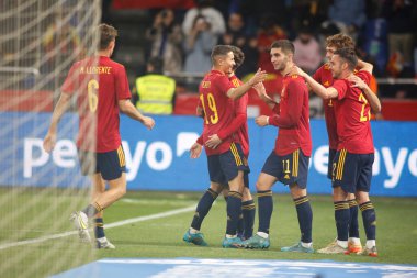 İspanya 'dan Yeremy Pino, 29 Mart 2022' de İspanya 'nın La Coruna kentinde oynanan Riazor Stadyumu' nda oynanan uluslararası dostluk maçında takımlarının üçüncü golünü attıktan sonra takım arkadaşlarıyla kutluyor.