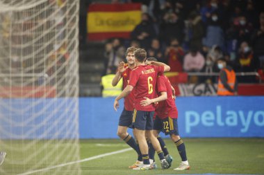 İspanya 'dan Yeremy Pino, 29 Mart 2022' de İspanya 'nın La Coruna kentinde oynanan Riazor Stadyumu' nda oynanan uluslararası dostluk maçında takımlarının üçüncü golünü attıktan sonra takım arkadaşlarıyla kutluyor.