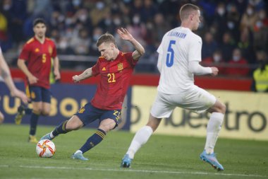 İspanya 'nın orta saha oyuncusu Dani Olmo (L), İspanya ile İzlanda arasında 29 Mart 2022 tarihinde La Coruna Belediyesi' nde oynanan futbol karşılaşmasında İzlanda 'nın orta saha oyuncusu Birkir Bjarnason (R) ile top için mücadele ediyor.