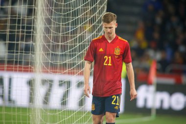 İspanya 'dan Dani Olmo, 29 Mart 2022' de İspanya 'nın La Coruna kentindeki Riazor Stadyumu' nda oynanan uluslararası dostluk karşılaşmasında tepki gösterdi.