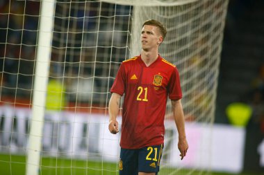 İspanya 'dan Dani Olmo, 29 Mart 2022' de İspanya 'nın La Coruna kentindeki Riazor Stadyumu' nda oynanan uluslararası dostluk karşılaşmasında tepki gösterdi.