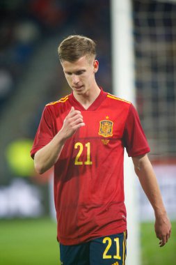 İspanya 'dan Dani Olmo, 29 Mart 2022' de İspanya 'nın La Coruna kentindeki Riazor Stadyumu' nda oynanan uluslararası dostluk karşılaşmasında tepki gösterdi.