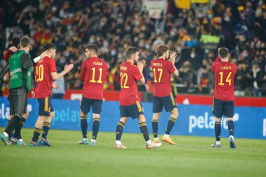 İspanya 'nın La Coruna, İspanya' da 29 Mart 2022 'de Riazor Stadyumu' nda oynanan ve İspanya ile İzlanda arasında oynanan dostluk maçı sırasında İspanya 'nın oyuncuları taraftarlara kurtarıldı..