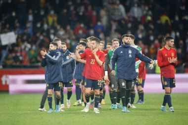 İspanya 'nın La Coruna, İspanya' da 29 Mart 2022 'de Riazor Stadyumu' nda oynanan ve İspanya ile İzlanda arasında oynanan dostluk maçı sırasında İspanya 'nın oyuncuları taraftarlara kurtarıldı..