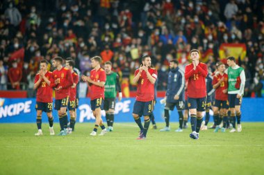 İspanya 'nın La Coruna, İspanya' da 29 Mart 2022 'de Riazor Stadyumu' nda oynanan ve İspanya ile İzlanda arasında oynanan dostluk maçı sırasında İspanya 'nın oyuncuları taraftarlara kurtarıldı..