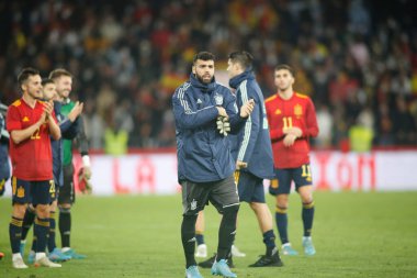 İspanya 'nın La Coruna, İspanya' da 29 Mart 2022 'de Riazor Stadyumu' nda oynanan ve İspanya ile İzlanda arasında oynanan dostluk maçı sırasında İspanya 'nın oyuncuları taraftarlara kurtarıldı..