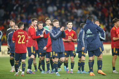 İspanya 'nın La Coruna, İspanya' da 29 Mart 2022 'de Riazor Stadyumu' nda oynanan ve İspanya ile İzlanda arasında oynanan dostluk maçı sırasında İspanya 'nın oyuncuları taraftarlara kurtarıldı..