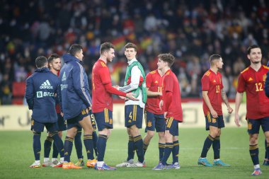 İspanya 'nın La Coruna, İspanya' da 29 Mart 2022 'de Riazor Stadyumu' nda oynanan ve İspanya ile İzlanda arasında oynanan dostluk maçı sırasında İspanya 'nın oyuncuları taraftarlara kurtarıldı..