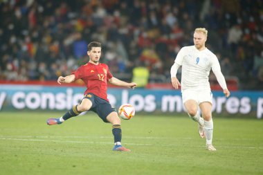 Hugo Guillamon İspanya ile İzlanda arasında 29 Mart 2022 tarihinde La Coruna, İspanya 'da oynanan Riazor Stadyumu' nda oynanan dostluk karşılaşmasında İspanya 'nın savunucusu.