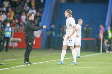 İzlanda teknik direktörü Arnar Vidarsson, İspanya ile İzlanda arasında 29 Mart 2022 tarihinde La Coruna 'daki Belediye de Riazor Stadyumu' nda oynanan dostluk maçında el kol hareketi yapıyor.