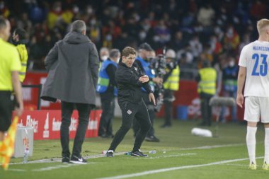 İzlanda teknik direktörü Arnar Vidarsson, İspanya ile İzlanda arasında 29 Mart 2022 tarihinde La Coruna 'daki Belediye de Riazor Stadyumu' nda oynanan dostluk maçında el kol hareketi yapıyor.