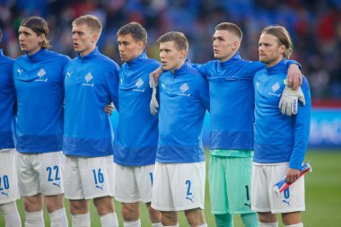 İzlanda takımı, İspanya ile İzlanda arasında 29 Mart 2022 'de La Coruna, İspanya' da oynanan Riazor Stadyumu 'nda oynanan uluslararası dostluk maçı öncesinde takım fotoğrafı için sıraya girdi.