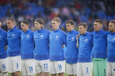 İzlanda takımı, İspanya ile İzlanda arasında 29 Mart 2022 'de La Coruna, İspanya' da oynanan Riazor Stadyumu 'nda oynanan uluslararası dostluk maçı öncesinde takım fotoğrafı için sıraya girdi.