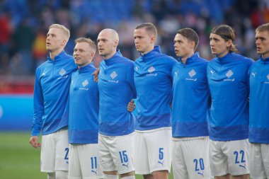 İzlanda takımı, İspanya ile İzlanda arasında 29 Mart 2022 'de La Coruna, İspanya' da oynanan Riazor Stadyumu 'nda oynanan uluslararası dostluk maçı öncesinde takım fotoğrafı için sıraya girdi.