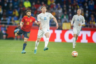 İspanya 'dan Jordi Alba, 29 Mart 2022 tarihinde İspanya ile İzlanda arasında La Coruna, İspanya' daki Riazor Stadyumu 'nda oynanan dostluk karşılaşmasında İzlandalı J.Bodvarsson' u yendi.. (