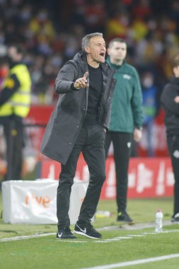 İspanya teknik direktörü Luis Enrique, 29 Mart 2022 tarihinde İspanya 'nın La Coruna kentinde oynanan Riazor Stadyumu' nda oynanan uluslararası dostluk karşılaşmasında tepki gösterdi.