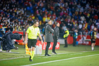 İspanya teknik direktörü Luis Enrique, 29 Mart 2022 tarihinde İspanya 'nın La Coruna kentinde oynanan Riazor Stadyumu' nda oynanan uluslararası dostluk karşılaşmasında tepki gösterdi.