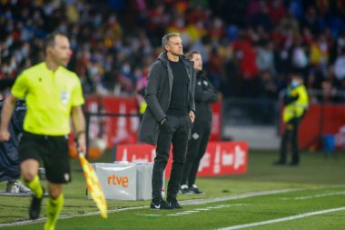 İspanya teknik direktörü Luis Enrique, 29 Mart 2022 tarihinde İspanya 'nın La Coruna kentinde oynanan Riazor Stadyumu' nda oynanan uluslararası dostluk karşılaşmasında tepki gösterdi.