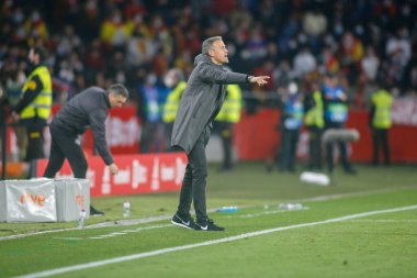 İspanya teknik direktörü Luis Enrique, 29 Mart 2022 tarihinde İspanya 'nın La Coruna kentinde oynanan Riazor Stadyumu' nda oynanan uluslararası dostluk karşılaşmasında tepki gösterdi.