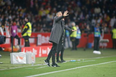 İspanya teknik direktörü Luis Enrique, 29 Mart 2022 tarihinde İspanya 'nın La Coruna kentinde oynanan Riazor Stadyumu' nda oynanan uluslararası dostluk karşılaşmasında tepki gösterdi.