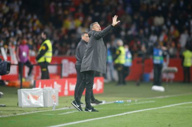 İspanya teknik direktörü Luis Enrique, 29 Mart 2022 tarihinde İspanya 'nın La Coruna kentinde oynanan Riazor Stadyumu' nda oynanan uluslararası dostluk karşılaşmasında tepki gösterdi.