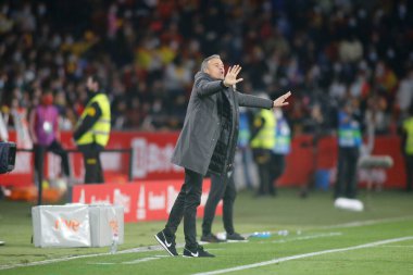 İspanya teknik direktörü Luis Enrique, 29 Mart 2022 tarihinde İspanya 'nın La Coruna kentinde oynanan Riazor Stadyumu' nda oynanan uluslararası dostluk karşılaşmasında tepki gösterdi.
